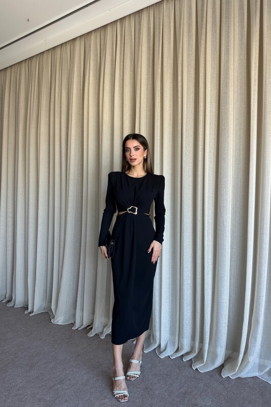 Beli Kesik Toka Detaylı Vatkalı Yırtmaçlı Elbise - Siyah - 4