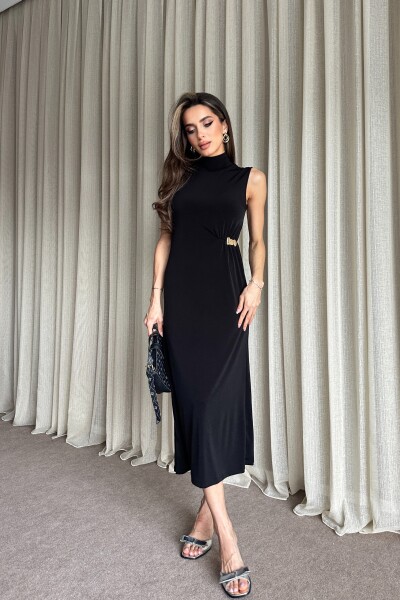 Boğazlı Yanı Büzgülü Toka Detaylı Elbise - Siyah 
