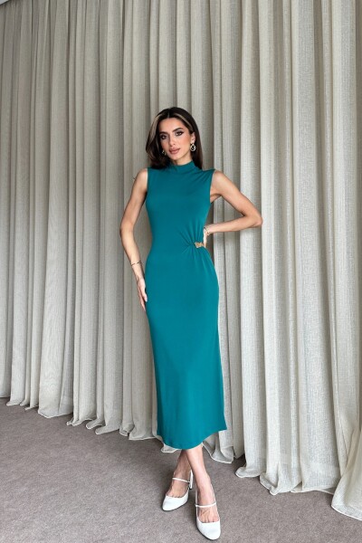 Boğazlı Yanı Büzgülü Toka Detaylı Elbise - Zümrüt - MAT Collection