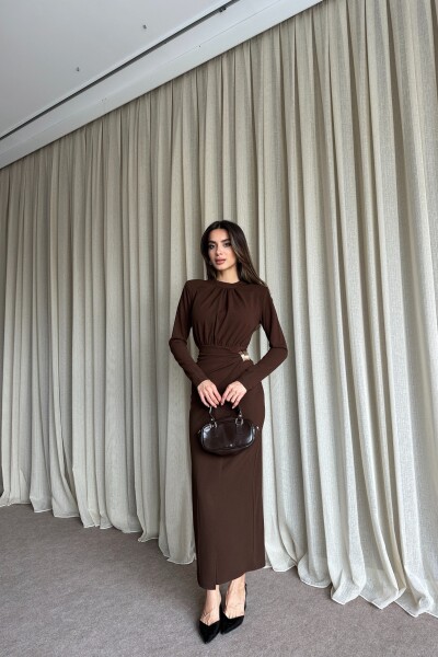 Büzgülü Toka Detaylı Kruvaze Kapamalı Uzun Elbise - Kahve - MAT Collection