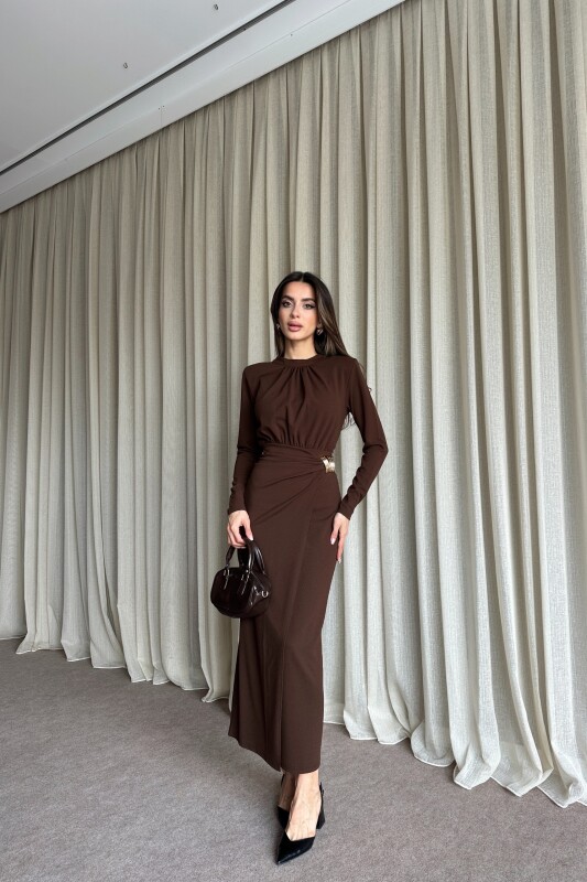 Büzgülü Toka Detaylı Kruvaze Kapamalı Uzun Elbise - Kahve - 2