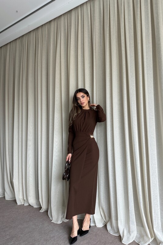 Büzgülü Toka Detaylı Kruvaze Kapamalı Uzun Elbise - Kahve - 3