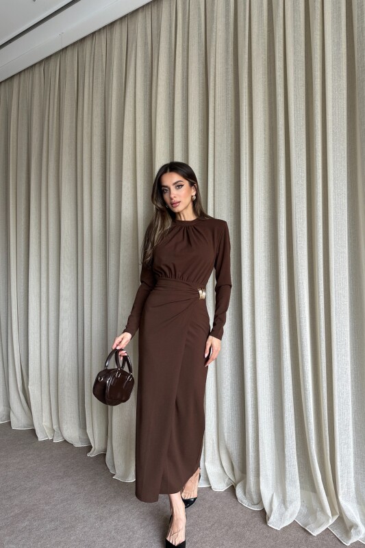 Büzgülü Toka Detaylı Kruvaze Kapamalı Uzun Elbise - Kahve - 4