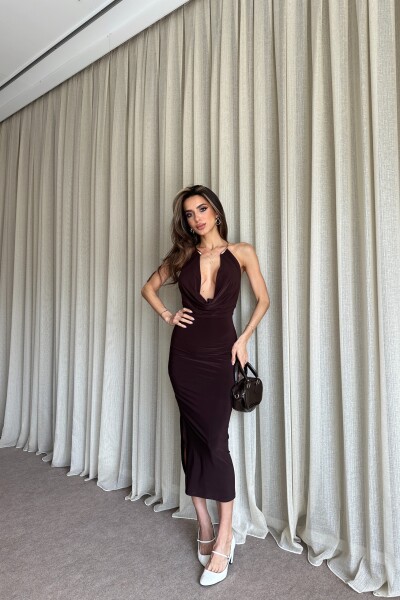 Degaje Yaka Aksesuar Detaylı Yırtmaçlı Uzun Elbise - Kahve - 2