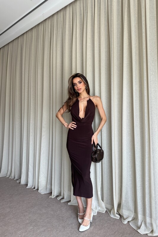 Degaje Yaka Aksesuar Detaylı Yırtmaçlı Uzun Elbise - Kahve - 2