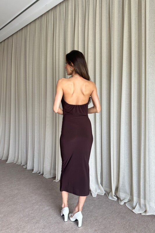 Degaje Yaka Aksesuar Detaylı Yırtmaçlı Uzun Elbise - Kahve - 4