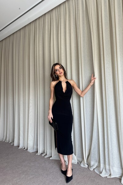 Degaje Yaka Aksesuar Detaylı Yırtmaçlı Uzun Elbise - Siyah - MAT Collection