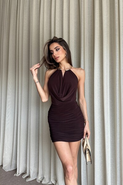 Degaje Yaka Sırt Dekolteli Tokalı Mini Elbise - Kahve - MAT Collection