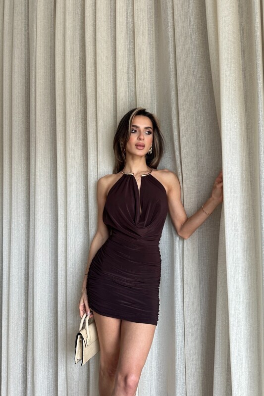 Degaje Yaka Sırt Dekolteli Tokalı Mini Elbise - Kahve - 3