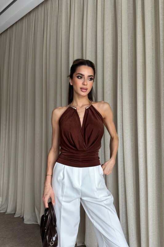 Degaje Yaka Toka Detaylı Bluz - Kahve - 3