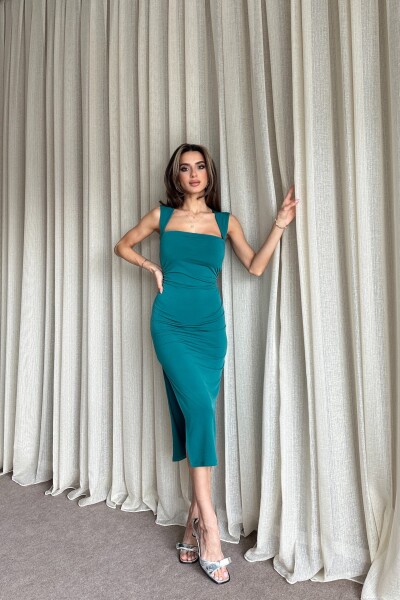 Kare Yaka Yanı Büzgülü Yırtmaçlı Elbise - Zümrüt - MAT Collection