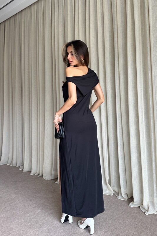 Kayık Yaka Beli Tokalı Yırtmaçlı Uzun Elbise - Siyah - 5