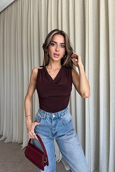 Kolsuz Degaje Yaka Tokalı Bluz - Kahve - MAT Collection