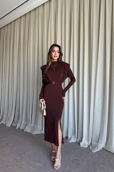 Omuz Vatkalı Kemerli Yırtmaçlı Uzun Elbise - Kahve - 3