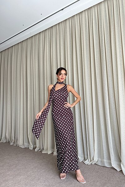 Puantiyeli Tek Omuz Fular Detaylı Elbise - Kahve - MAT Collection
