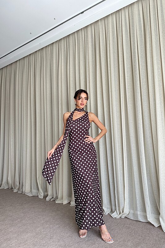 Puantiyeli Tek Omuz Fular Detaylı Elbise - Kahve - 1