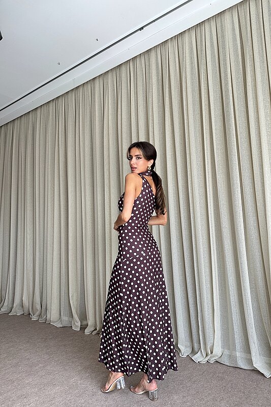 Puantiyeli Tek Omuz Fular Detaylı Elbise - Kahve - 4