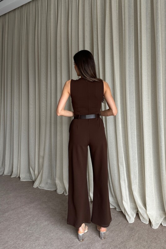 V yaka Önü Aksesuar Detaylı Kemerli Tulum - Kahve - 4