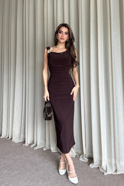 Yanları Büzgülü Omuz Toka Detaylı Uzun Elbise - Kahve - 2