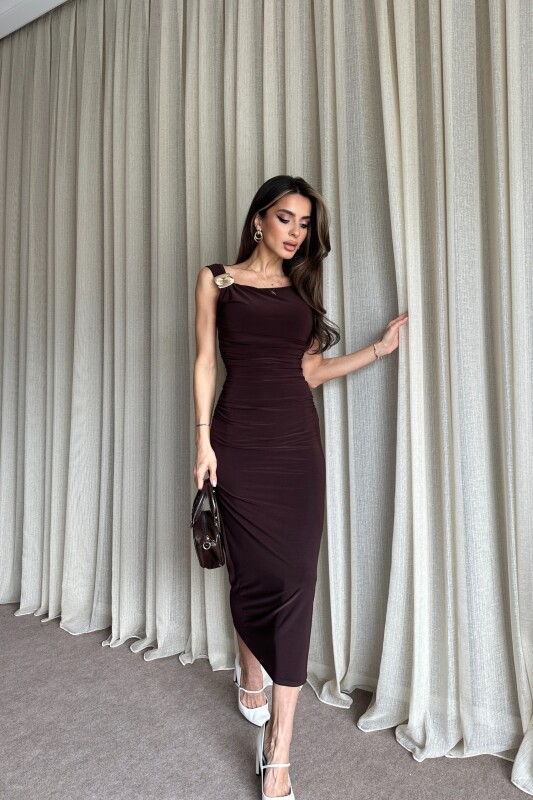 Yanları Büzgülü Omuz Toka Detaylı Uzun Elbise - Kahve - 3